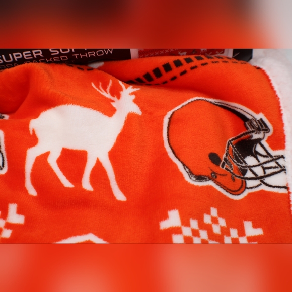 New NFL Cleavland Browns Helmet Reindeer Super Soft Sherpa Backed Bed Blanket - Picture 9 of 9